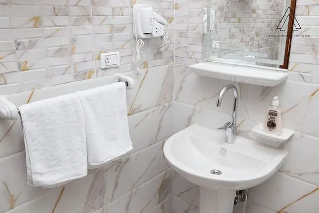 Deluxe Tek Büyük Yataklı Oda, Balkon, Bahçe Manzaralı