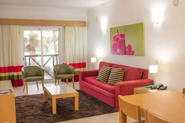 Deluxe One Bedroom Apartment (2 Adults and 1 Child)