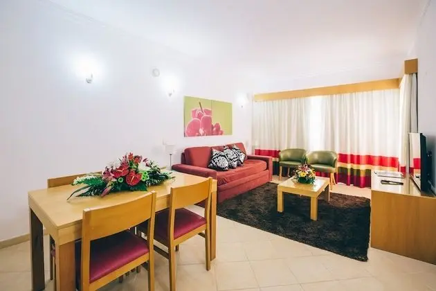 Deluxe One Bedroom Apartment (2 Adults and 2 Children / 3 Adults)