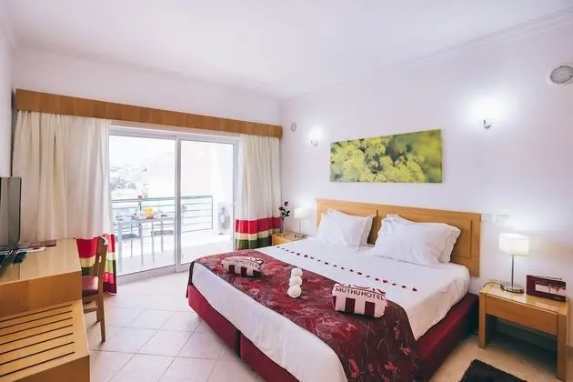 Deluxe One Bedroom Apartment (2 Adults and 2 Children / 3 Adults)