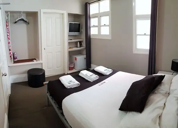 Standard Oda, Sigara İçilmez (Inside Room 10)