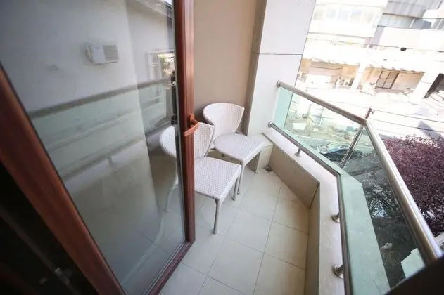 Corner Room, Şehir Manzaralı