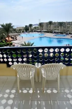 Standard Oda, Birden Çok Yatak, Havuz Manzaralı (Standard Pool View)