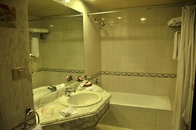 Standard Oda, Birden Çok Yatak, Havuz Manzaralı (Standard Pool View)