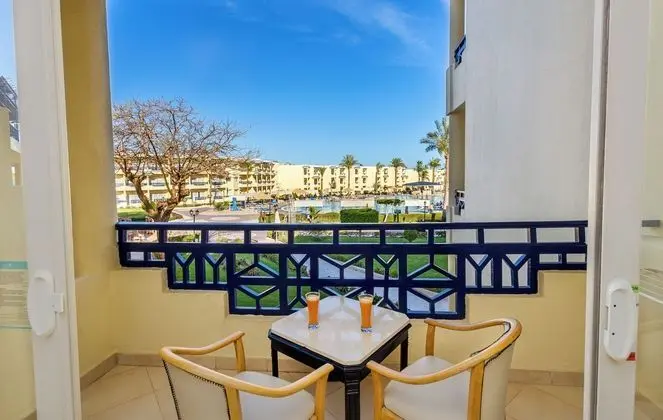 Standard Oda, Birden Çok Yatak, Havuz Manzaralı (Standard Pool View)