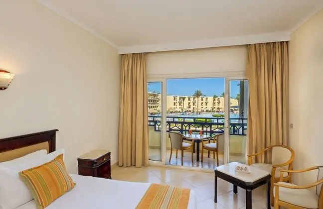 Standard Oda, Birden Çok Yatak, Havuz Manzaralı (Standard Pool View)
