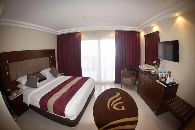 Deluxe Tek Büyük Yataklı Oda, Havuz Manzaralı