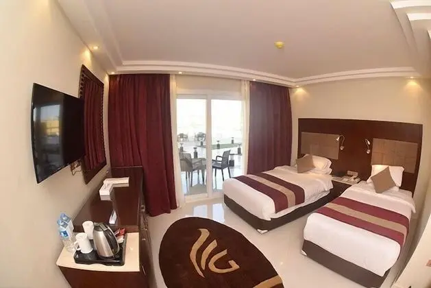 Deluxe Tek Büyük Yataklı Oda, Havuz Manzaralı