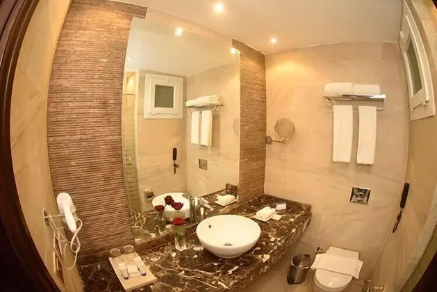 Deluxe Tek Büyük Yataklı Oda, Havuz Manzaralı