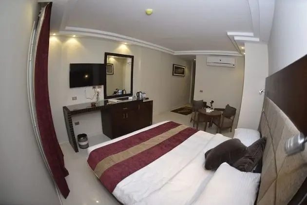 Standard Tek Büyük Yataklı Oda, Havuz Manzaralı