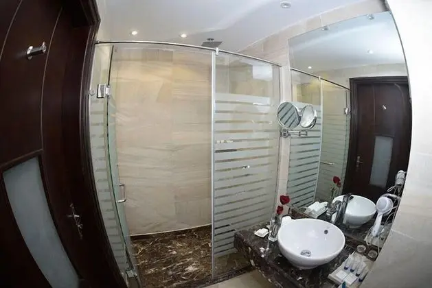 Standard Tek Büyük Yataklı Oda, Havuz Manzaralı