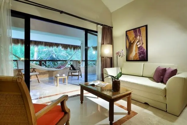 Romance Villa Suite Poolside