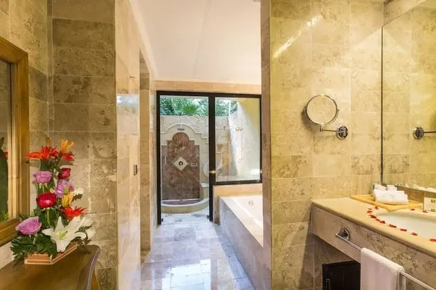 Romance Villa Suite Poolside