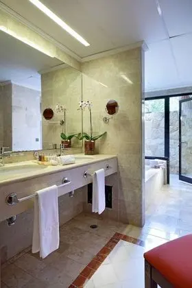 Romance Villa Suite Poolside