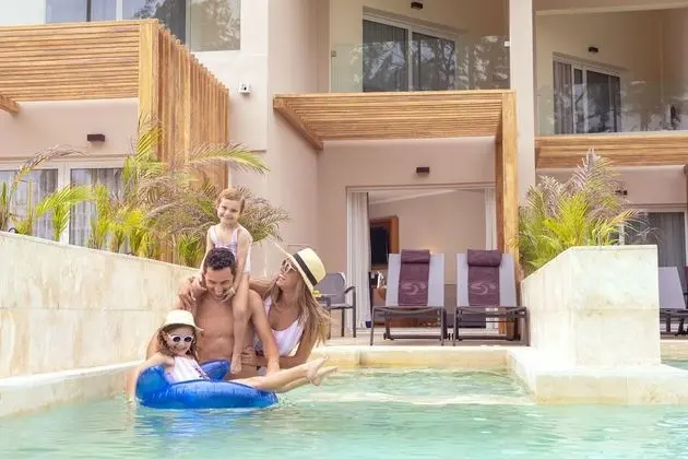 Junior Suite Swim Up Beachside