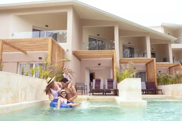 Junior Suite Swim Up Beachside