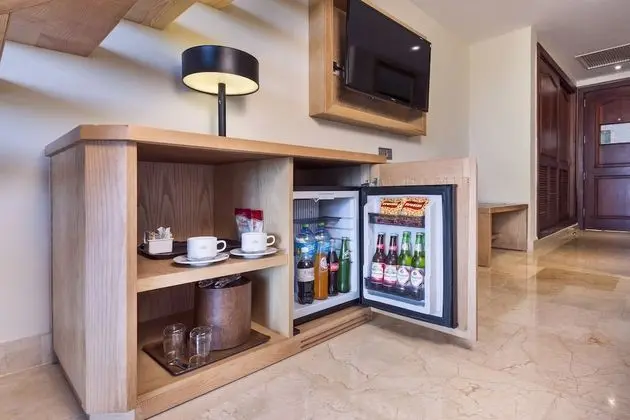 Junior Suite Swim Up Beachside