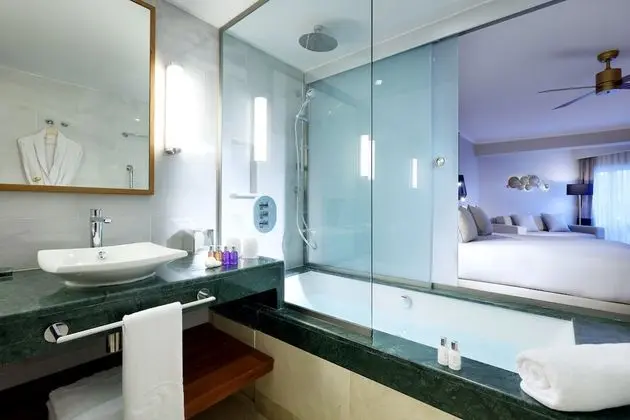 Junior Suite Swim Up Beachside