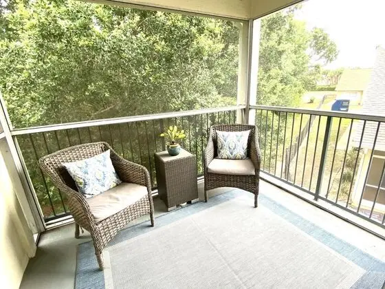 Ev (Grand Palm Community, picnic benches,)