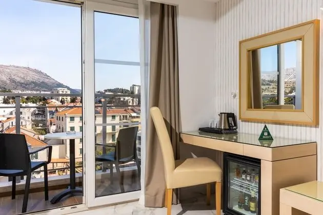 Standard Tek Büyük veya İki Ayrı Yataklı Oda, Balkon, Park Manzaralı