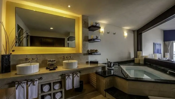 Royal Oda, Okyanus Manzaralı (Royal Tower Jacuzzi Suite)