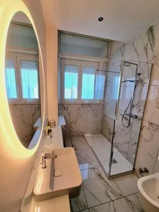 Tek Büyük Yataklı Oda, 1 Çift Kişilik veya 2 Tek Kişilik Yatak, Kısmi Deniz Manzaralı, Denize Bakan