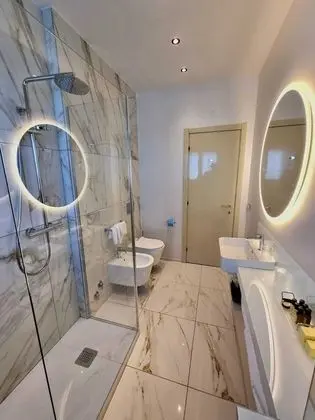 Tek Büyük Yataklı Oda, 1 Çift Kişilik veya 2 Tek Kişilik Yatak, Kısmi Deniz Manzaralı, Denize Bakan