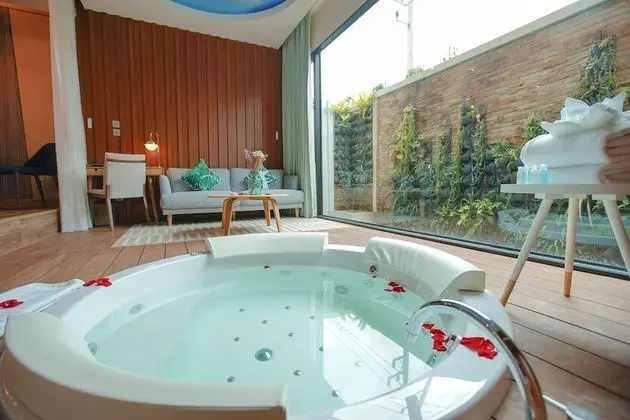 Jacuzzi Suite