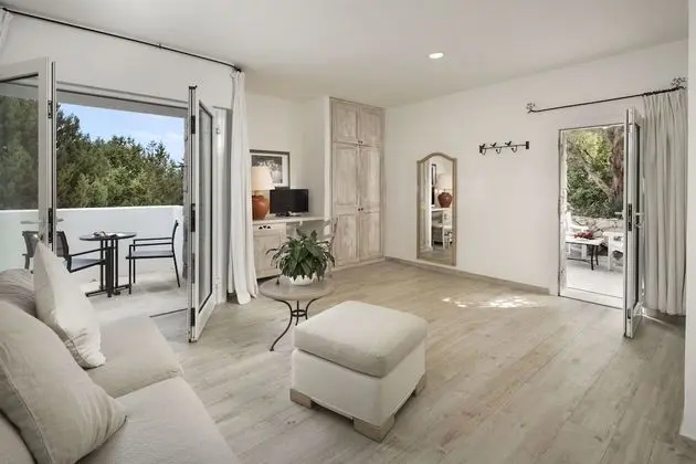 Junior Süit, Bahçeli