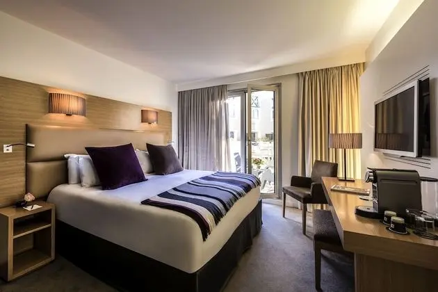 Deluxe Tek Büyük Yataklı Oda, 1 Çift Kişilik Yatak, Teras, Havuz Manzaralı