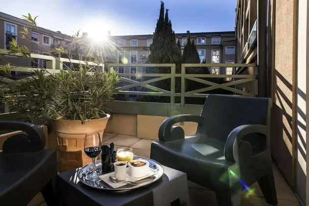 Deluxe Tek Büyük Yataklı Oda, 1 Çift Kişilik Yatak, Teras, Havuz Manzaralı