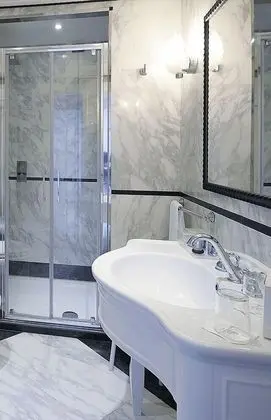 Büyük Yataklı Tek Kişilik Oda