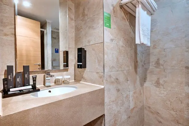 https://images.etstur.com/imgproxy/resize/2560x1440/files/images/hotelImages/etsrooms/514597/Grand_Sapphire_City_Hotel_20260429125247_8.jpg