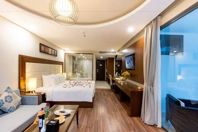 Junior Süit, Balkon, Kısmi Deniz Manzarası