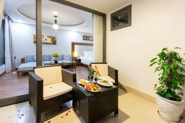 Junior Süit, Balkon, Kısmi Deniz Manzarası