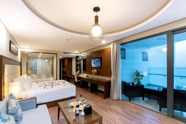 Junior Süit, Balkon, Kısmi Deniz Manzarası