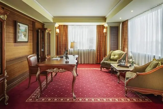 Grand Suite, lavish classical design with dazzling views
