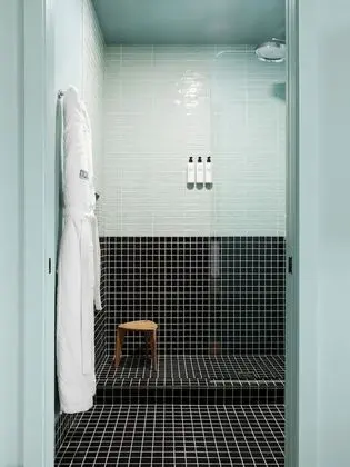 Oda, 1 Büyük (Queen) Boy Yatak, Engellilere Uygun (The Queen ADA Roll-in Shower)