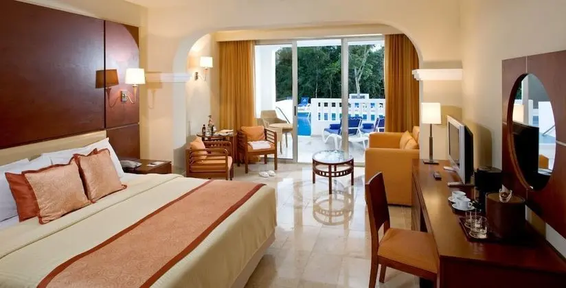 Deluxe Suite, Pool Access (with Jacuzzi, Pool View)