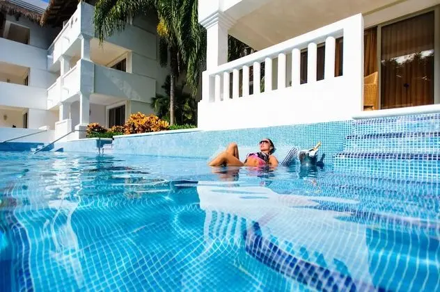 Deluxe Suite, Pool Access (with Jacuzzi, Pool View)