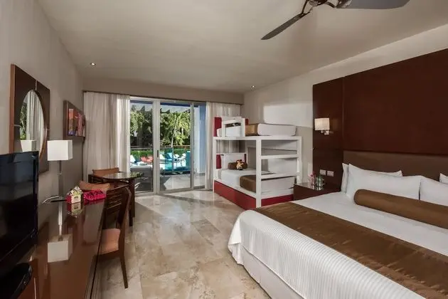Family Club Room - Pool Access, Pool View