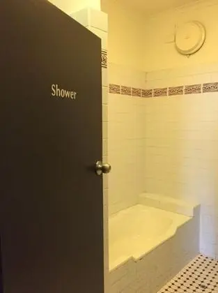 Grand Üç Kişilik Oda, Ortak Banyo