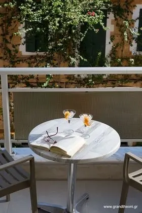 Üç Kişilik Oda