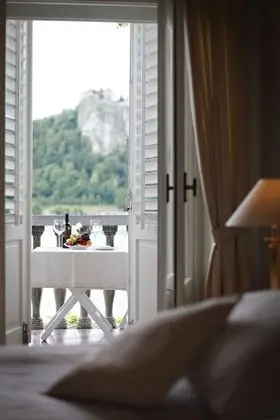 Tek Büyük Yataklı Oda, Balkon, Göl Manzaralı