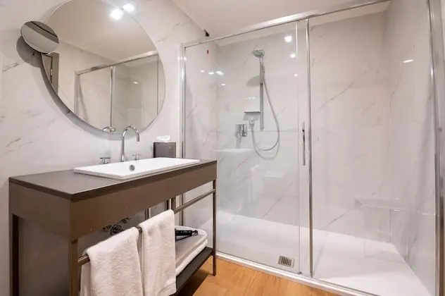 Deluxe Tek Büyük Yataklı Oda, Teras, Deniz Manzaralı