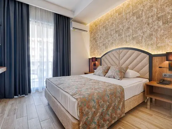 https://images.etstur.com/imgproxy/resize/2560x1440/files/images/hotelImages/etsrooms/960/Grand_Uysal_Beach___Spa_Hotel_20260226130818_1.jpg