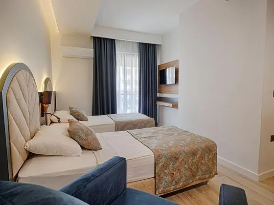 https://images.etstur.com/imgproxy/resize/2560x1440/files/images/hotelImages/etsrooms/960/Grand_Uysal_Beach___Spa_Hotel_20260226130818_2.jpg
