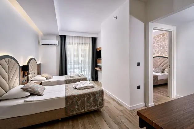 https://images.etstur.com/imgproxy/resize/2560x1440/files/images/hotelImages/etsrooms/960/Grand_Uysal_Beach___Spa_Hotel_20260226130818_3.jpg