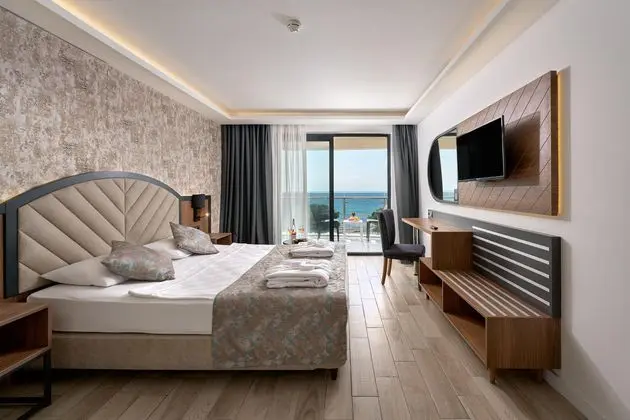 https://images.etstur.com/imgproxy/resize/2560x1440/files/images/hotelImages/etsrooms/960/Grand_Uysal_Beach___Spa_Hotel_20260226131032_0.jpg