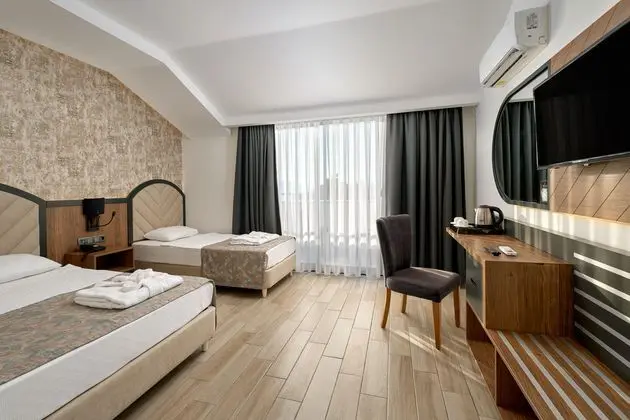 https://images.etstur.com/imgproxy/resize/2560x1440/files/images/hotelImages/etsrooms/960/Grand_Uysal_Beach___Spa_Hotel_20260226131216_0.jpg